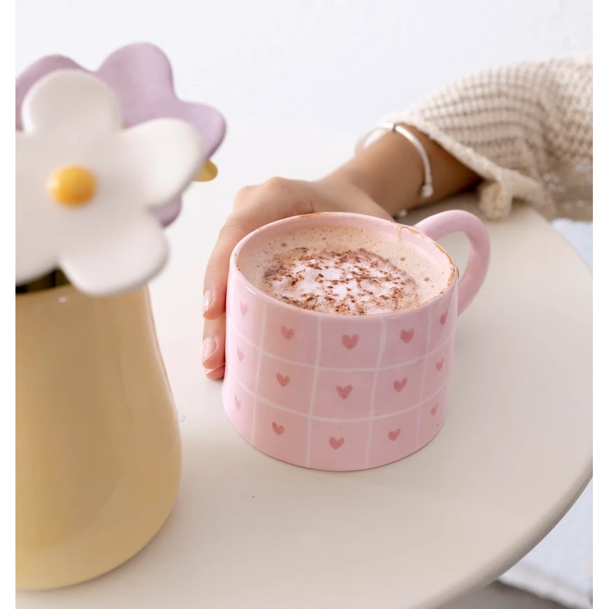 Taza Mary – Taza de Cerámica Hecha a Mano con Corazones y Cuadros 400ml
