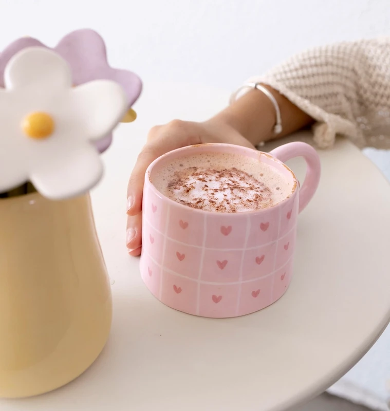 Mary Mug – Tasse en céramique faite à la main avec cœurs et carreaux 400 ml