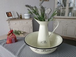 Enamel jug 26 cm