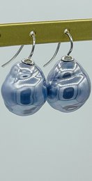 Baroque pearl earrings in the color jeans blue