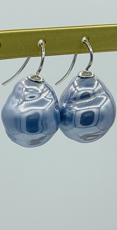 Baroque pearl earrings in the color jeans blue