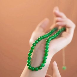 Collier de perles de jade impérial