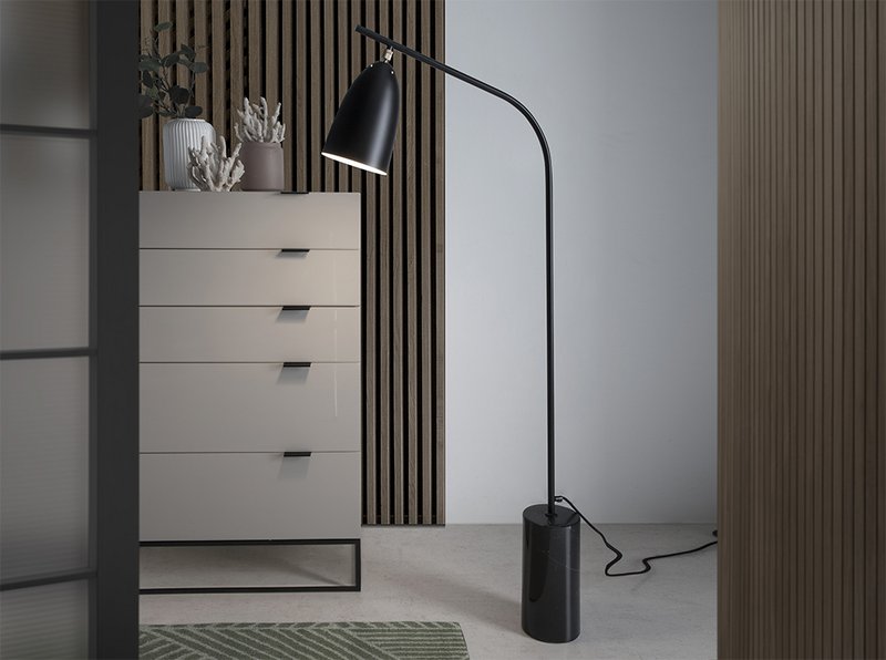 Chiffonier i Pearl Grey træ og sort stål