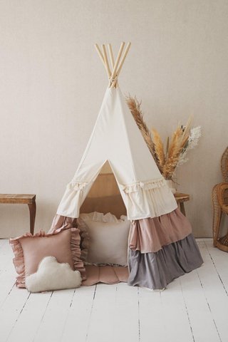Tipi „Powder Frills“ mit Rüschen und Muschelmatten-Set „Powder Pink“.