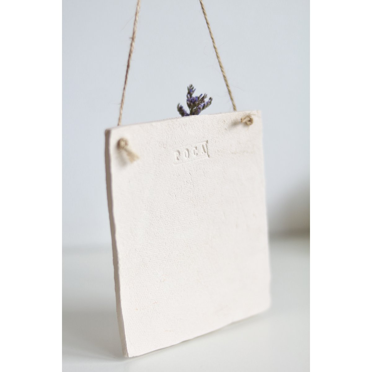 Wandhanger van keramiek met droogbloem