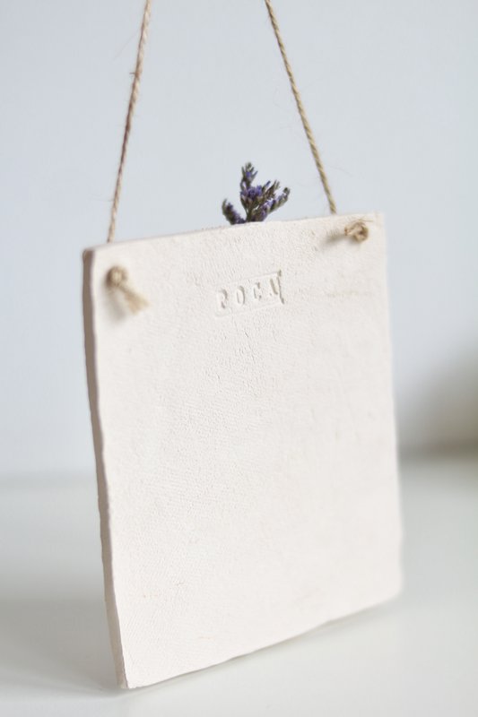 Appendiabiti da parete in ceramica con fiore essiccato