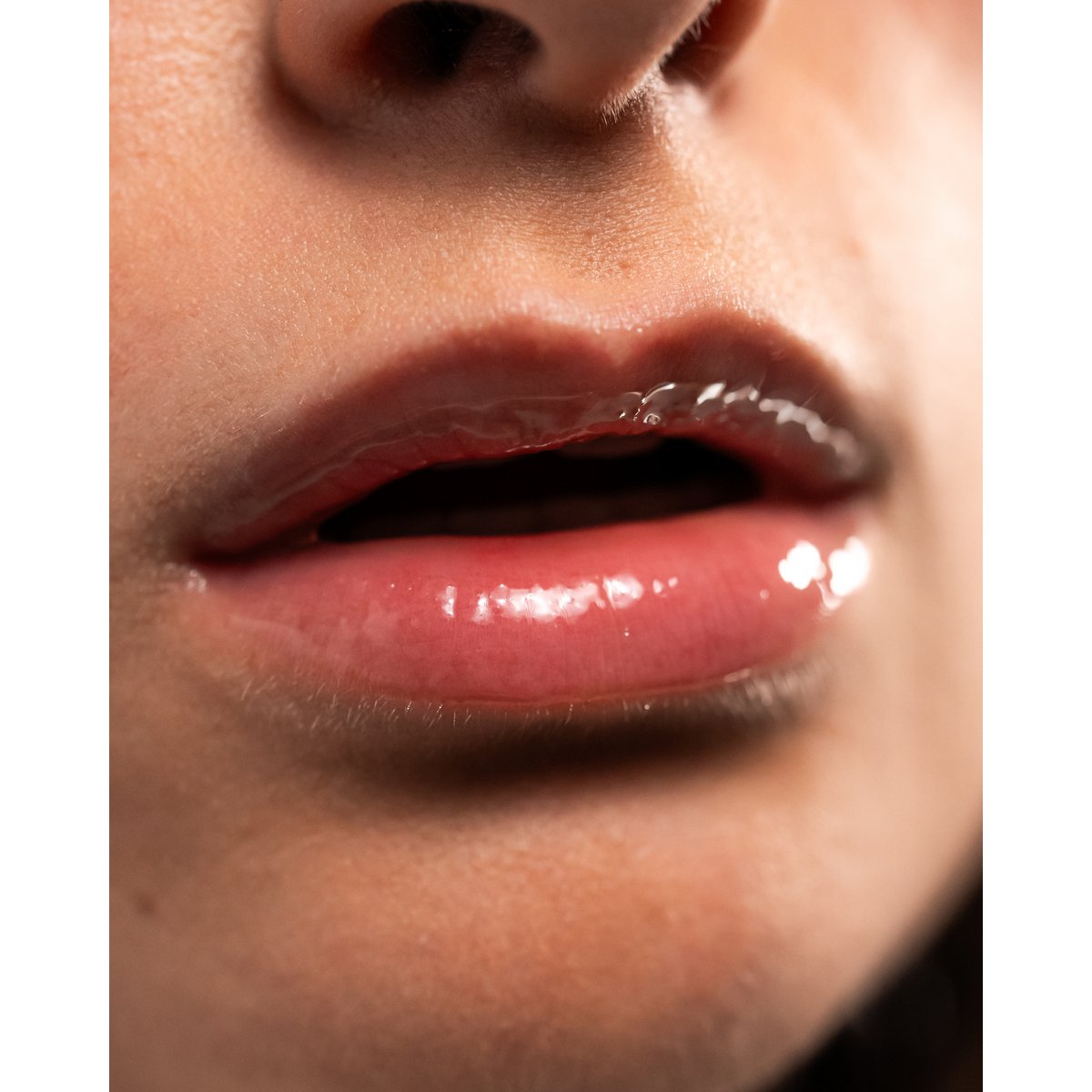 Distributor : Lip Oil - Natural & Vegan - Shine & Care - Mirror Effect
