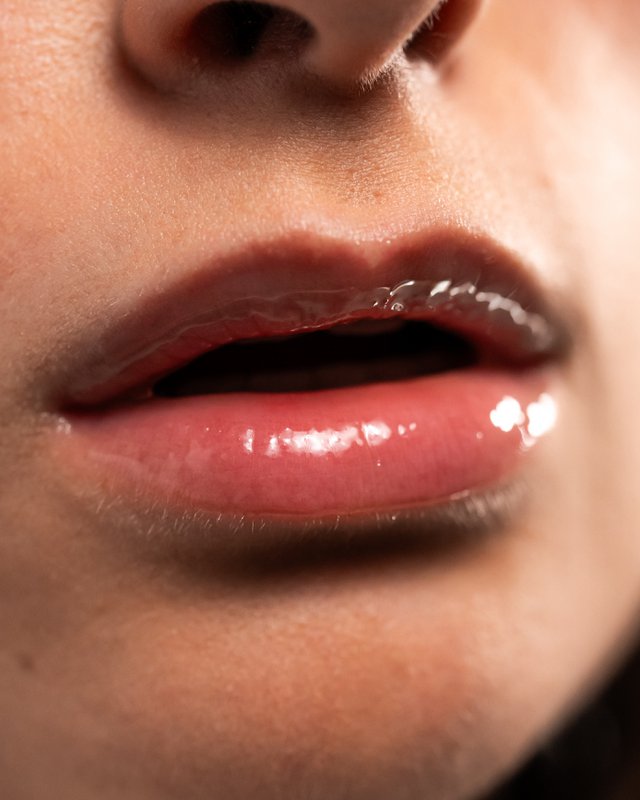 Distributor : Lip Oil - Natural & Vegan - Shine & Care - Mirror Effect