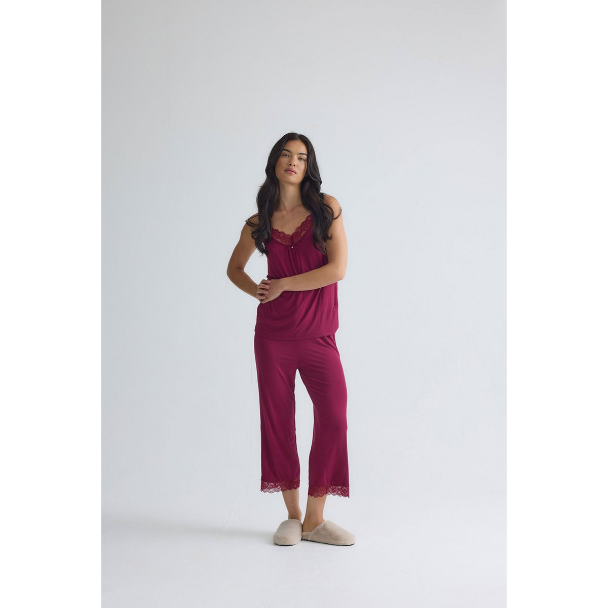 Bamboe kanten cami cropped broekpyjamaset in bordeaux