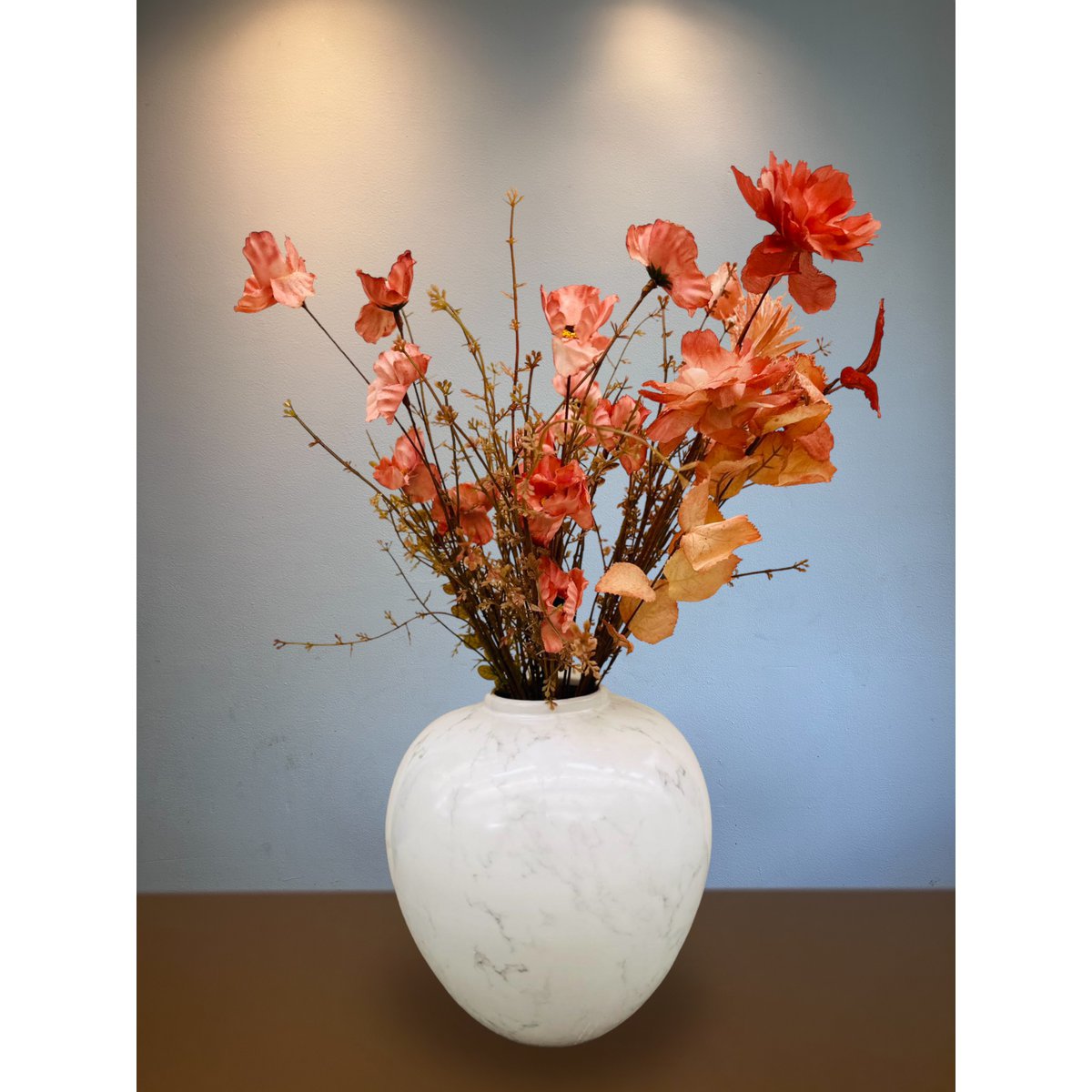 Fleurs en soie avec pot de gingembre en porcelaine américaine du milieu du 20e siècle Big H*28W*25