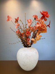 Flores de seda con tarro de jengibre de porcelana americana de mediados del siglo XX Big H*28W*25