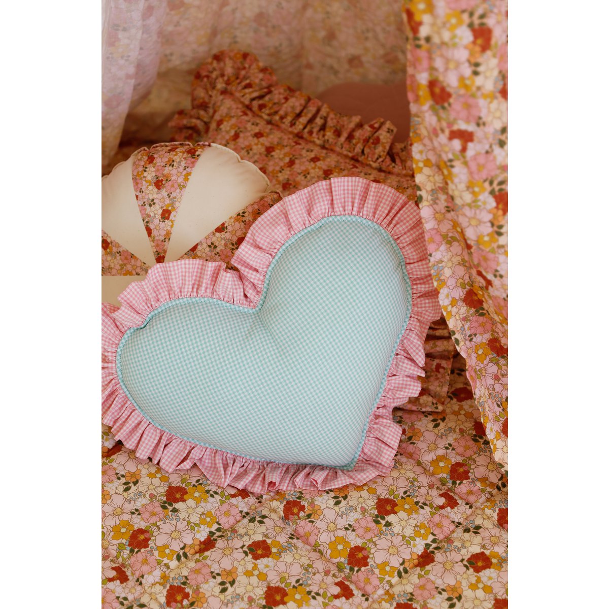 Cuscino Cuore double face con volant “giardino rosa”