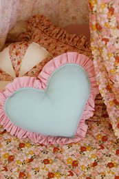 Cuscino Cuore double face con volant “giardino rosa”