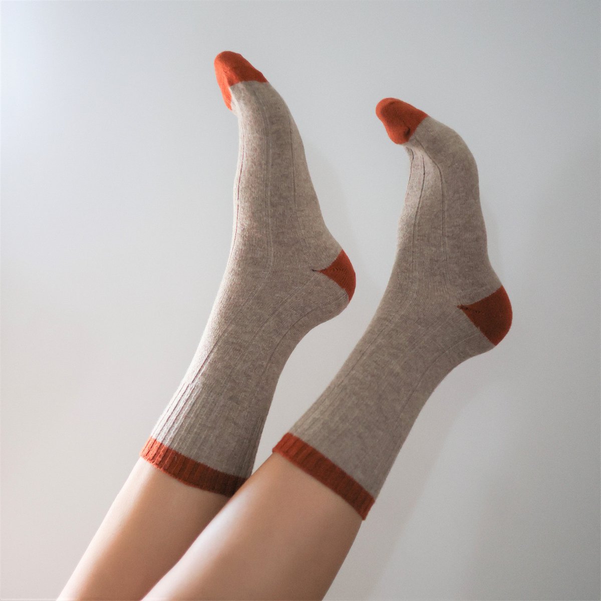 KLUE Socken aus Merinowolle mit Bändern | Beige und Orange