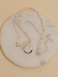 Collar de perlas del lago iluminado por la luna