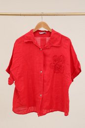 Camicia con un riferimento di fiori di lino. 20341
