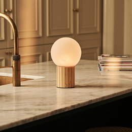 Nadine lysebrun genopladelig bordlampe