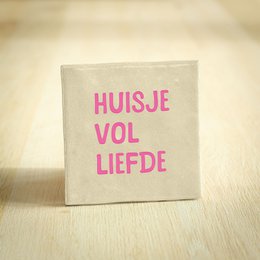  Beige and pink tile with the text "Huisje vol liefde" (House full of love) printed on it. The tile measures 10x10cm.