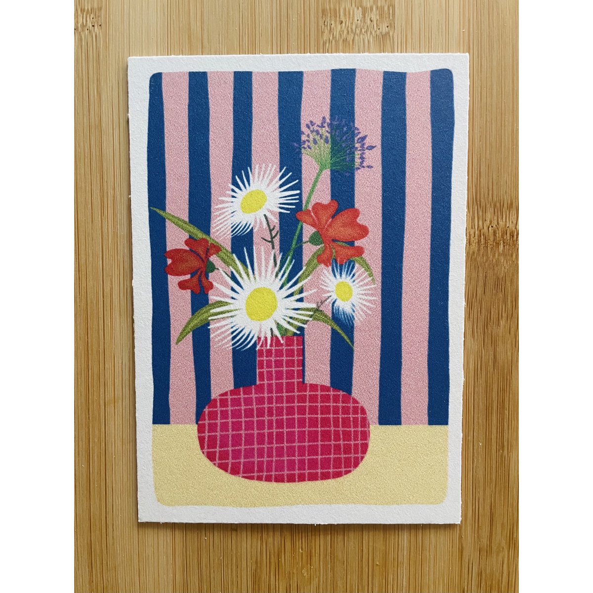 Vase à carreaux avec des fleurs Carte en carton à rayures rose bleu