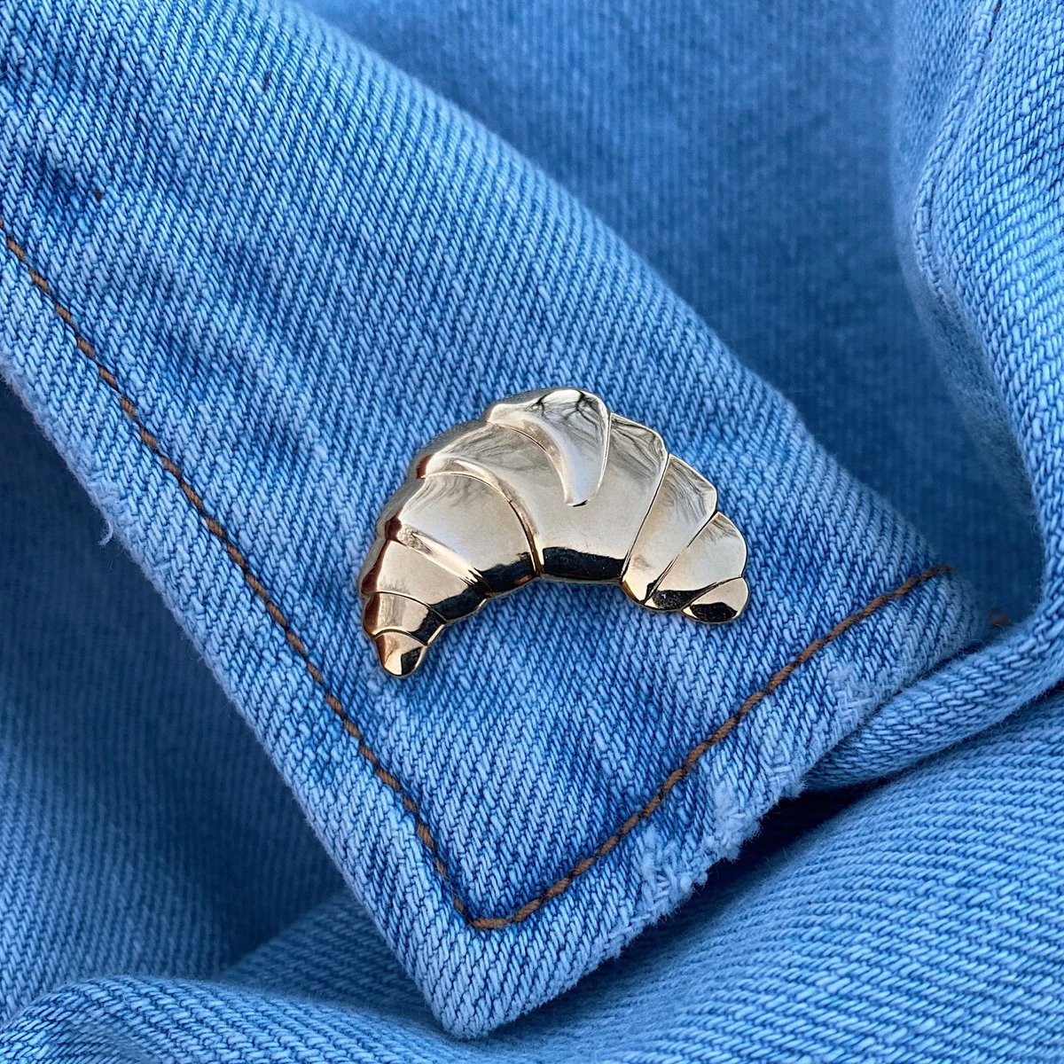 Golden Metal Pin "Croissant"
