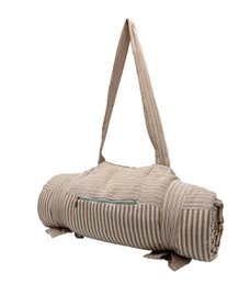 Large picnic blanket in a checkered pattern, suitable for outdoor gatherings and picnics. Measures 180 x 150 cm.