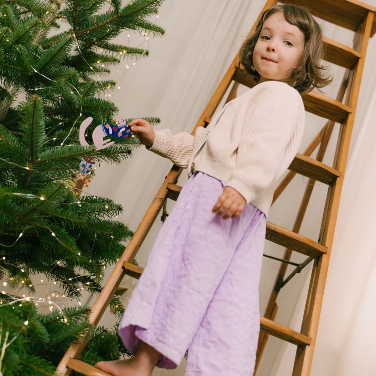 Incantevole decorazione da appendere all'albero di Natale con gatto rosa