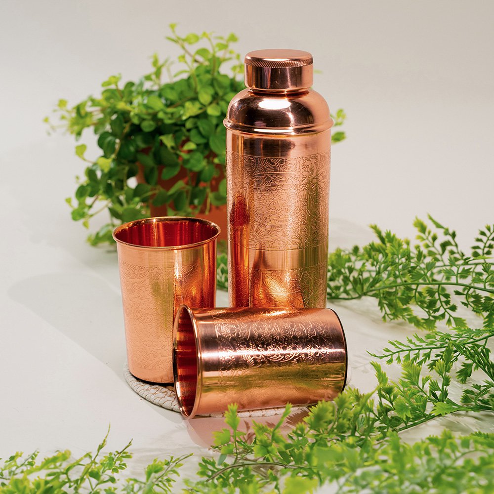 Puur koperen set van fles met 2 bekers in bloemmotief ± 750 ml (in fluwelen bewaardoos)