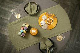 Linen table runner Moss