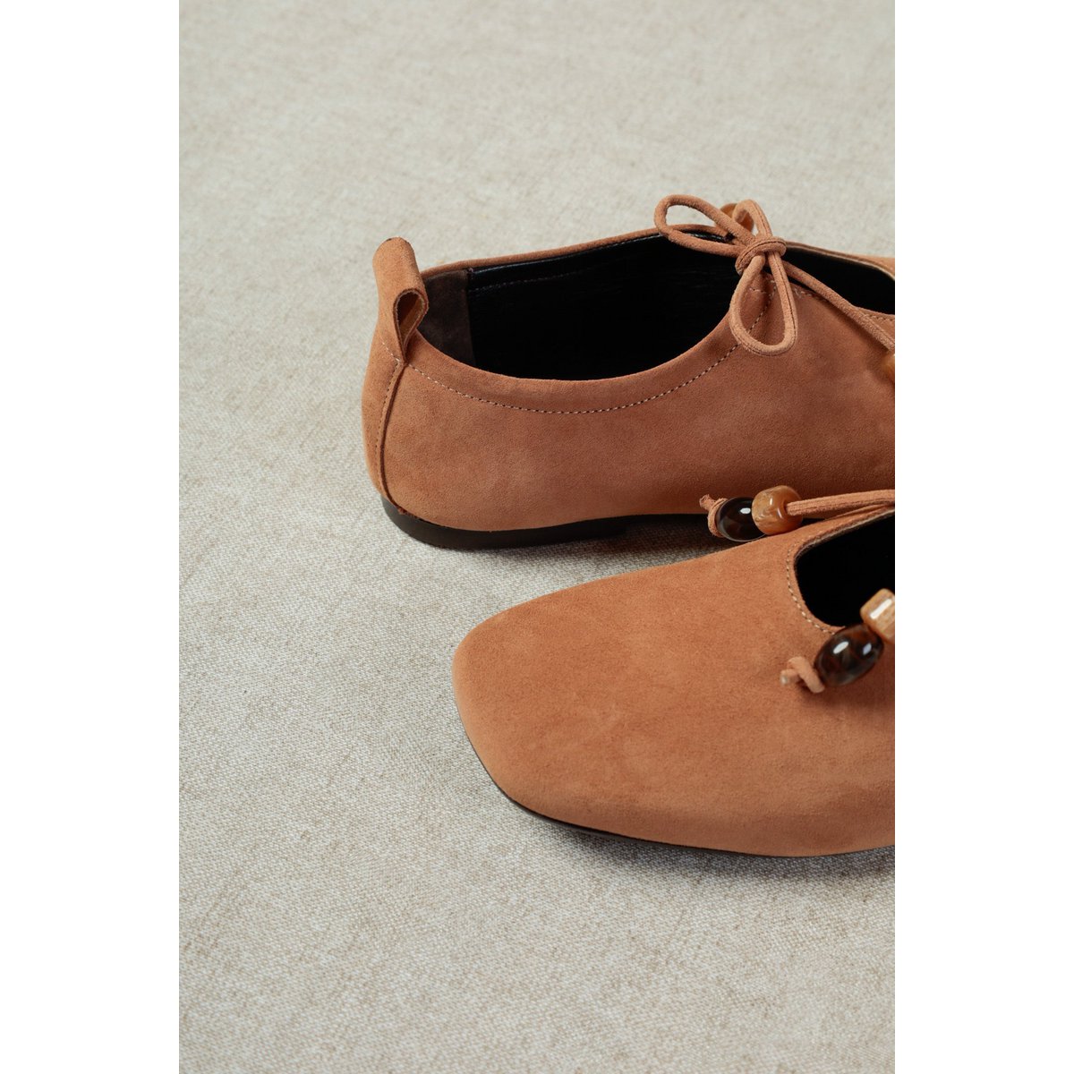 KATY BEADS CAMEL – Suède veterschoenen met harsdetail