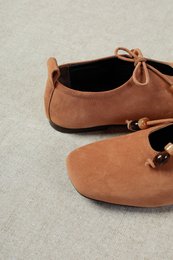KATY BEADS CAMEL – Suède veterschoenen met harsdetail