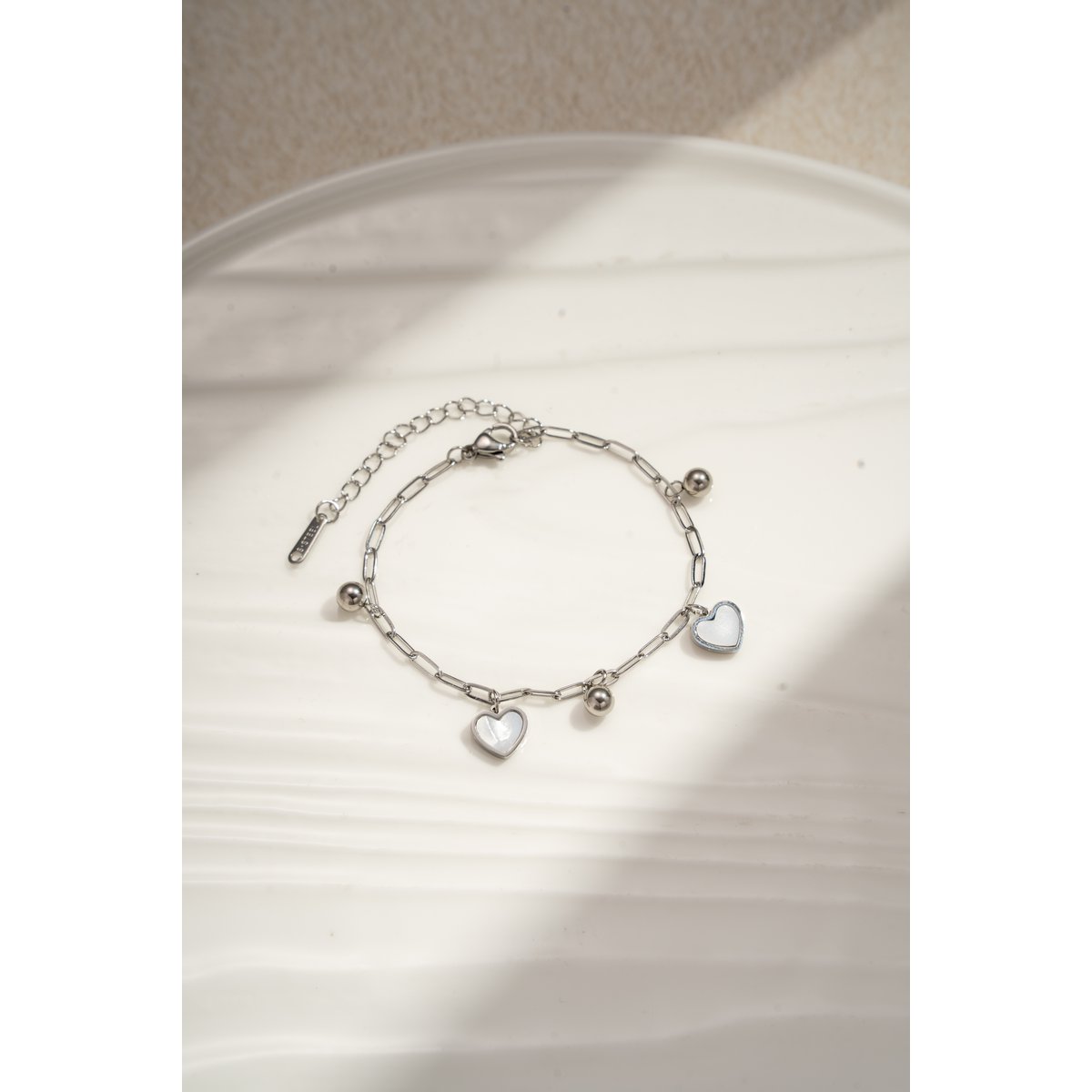 Bracelet à breloques cœur nacrés en acier