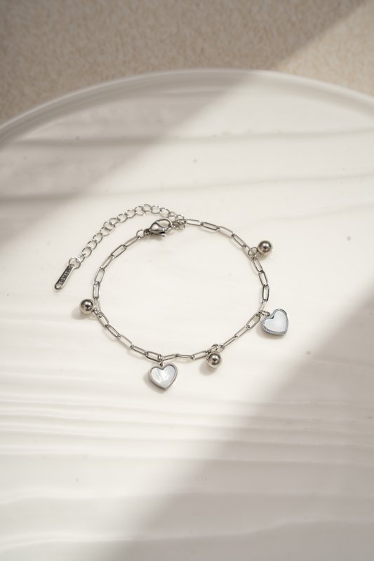 Bracelet à breloques cœur nacrés en acier