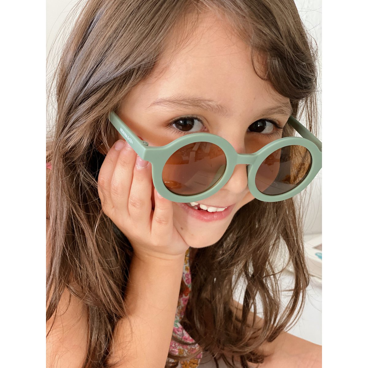 Nachhaltige grüne Baby-Sonnenbrille Nenina & Co