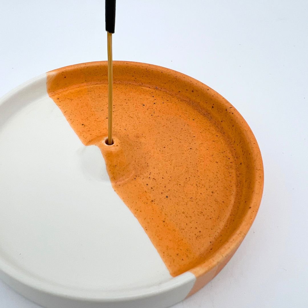 porte encens une journée ensoleillée - porte encens - céramique - rond - orange et blanc