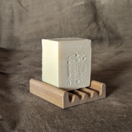  Solid white dish soap bar made with organic vegetable oils, weighing 200g.