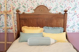 Decorative pillow with ruffle "Sage check"