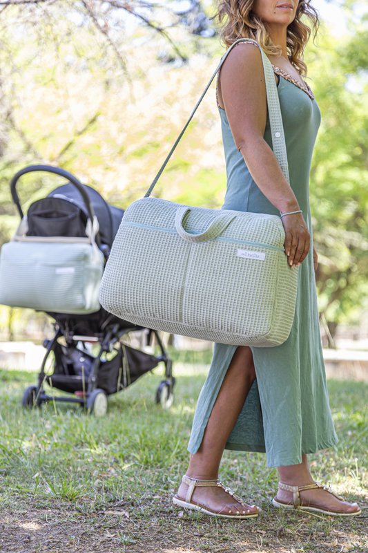 Bolso de maternidad Crossbody para carrito de bebé y para hospital. Bolsa organizadora práctica y elegante de gran capacidad. Producto fabricado en España.