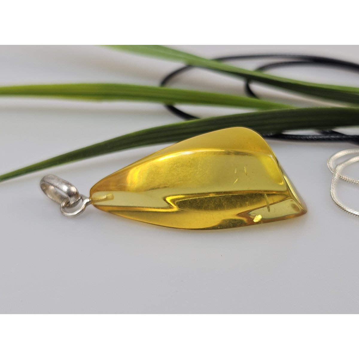 Bernsteinanhänger. Gelber Bernstein. Zertifizierter Bernsteinschmuck. Bernstein-Cabochon. Bernsteinanhänger aus Sterlingsilber