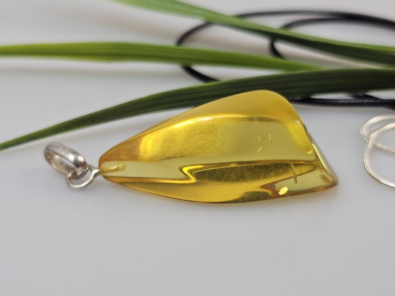 Colgante de ámbar. Ámbar amarillo. Joyas de ámbar certificadas. Cabujón de ámbar. Colgante de ámbar de plata de ley