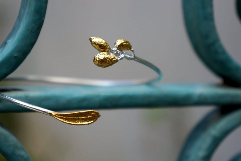 Eco-vriendelijke olijfbladarmband - gerecycleerd zilver met gouden accent