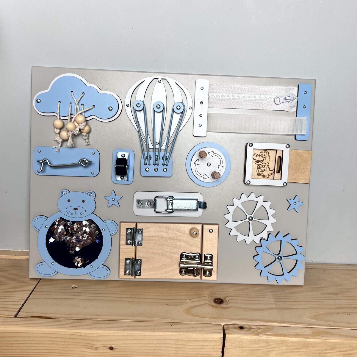 Håndlavet Extra Small Blue & Grey Busy Board – Baby boy XS