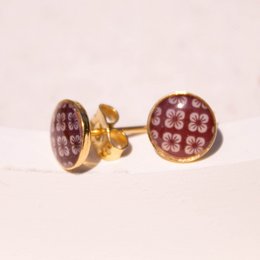 Stud earrings with a Hana pattern in a round shape, featuring a gold-tone metal frame and a burgundy-colored center.
