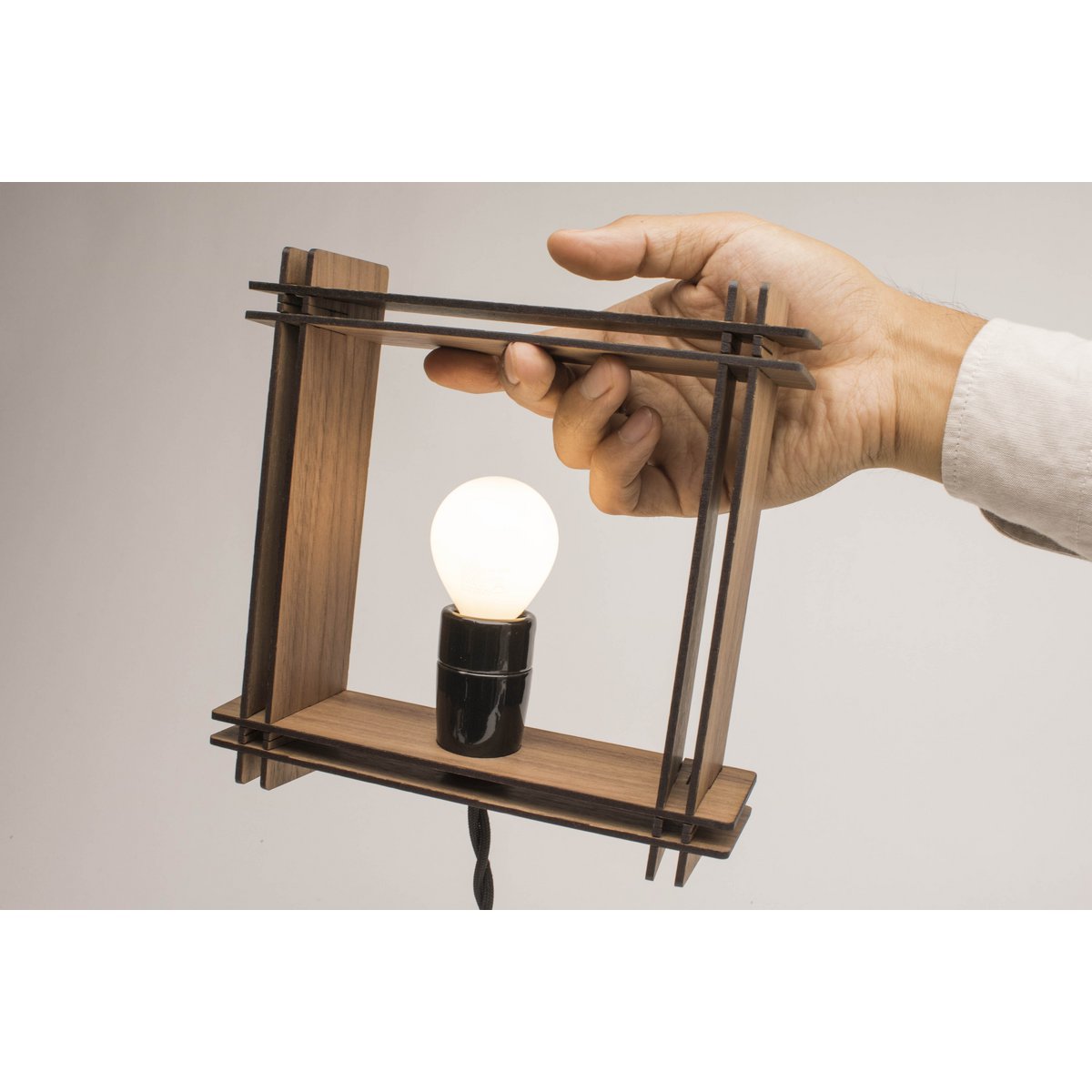 Hashtag LAMP No. 1 quadratisch Walnuss – Minimalistische dimmbare Tischlampe – Weihnachtsgeschenk