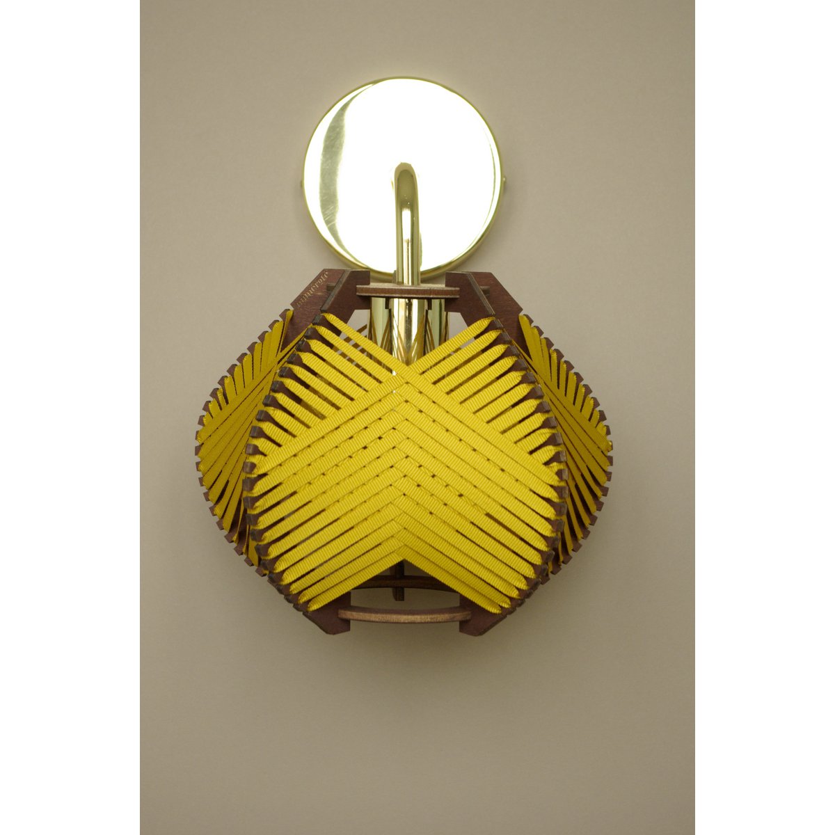 Lampa ścienna w kolorze musztardowym