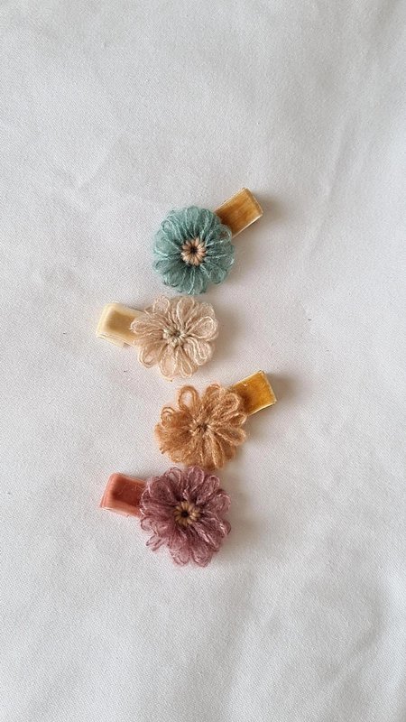 Blumenclips aus Wolle