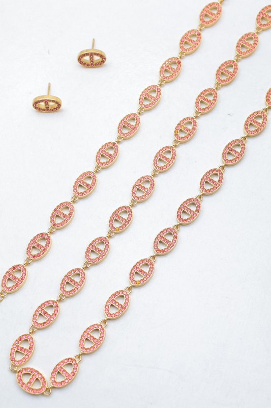 Ensemble assorti comprenant un collier, un bracelet en chaîne et une paire de boucles d'oreilles puces. Chaque bijou est composé d'une succession de maillons en forme de maille marine entièrement pavés de petits strass scintillants.