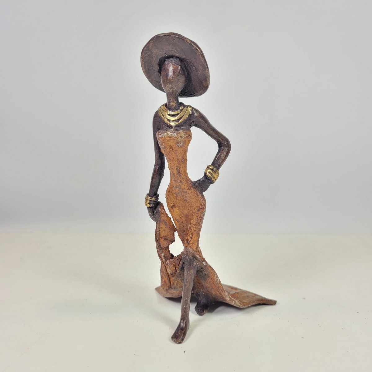 Bronzeskulptur "Femme élégante with chapeau" af Soré | forskellige størrelser og farver