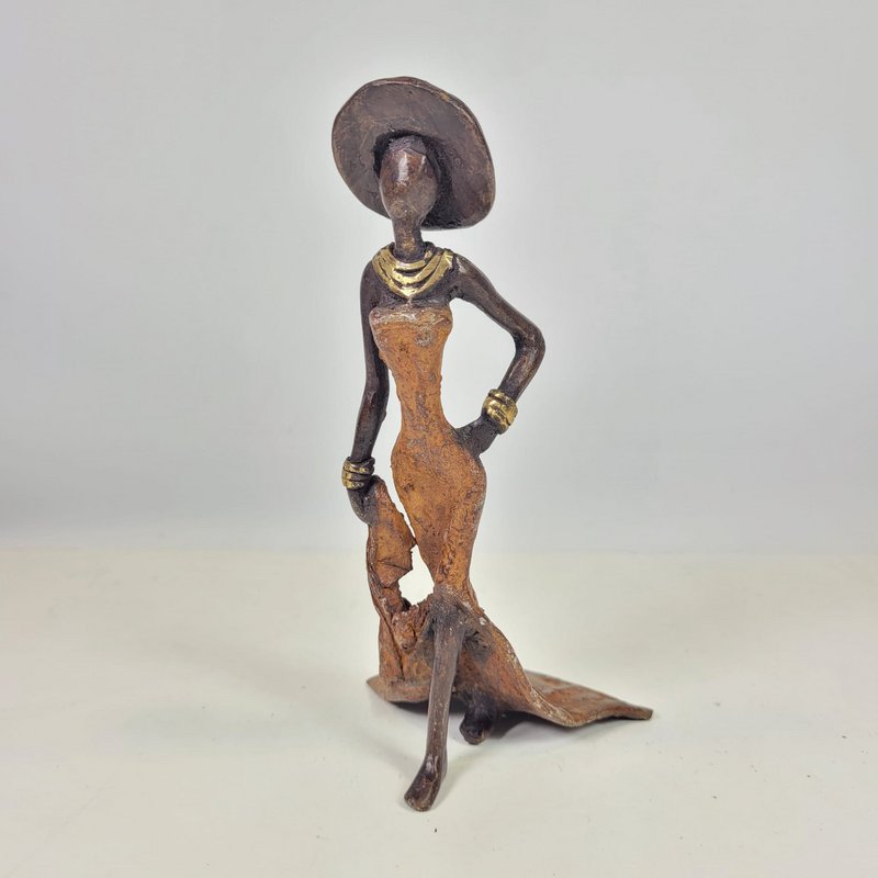 Bronze sculpture "Femme élégante with chapeau" by Soré | different sizes and colors