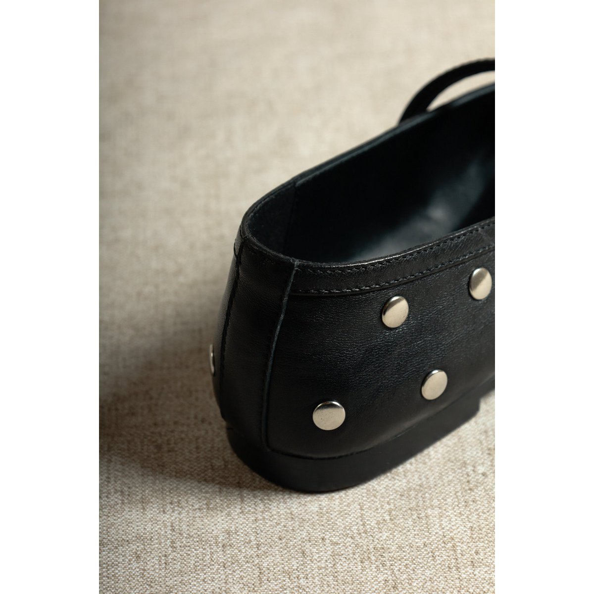 ALLI STUDS BLACK – Mary Janes mit Nieten aus glänzendem Leder VORBESTELLUNG