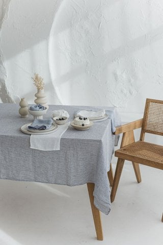 Nachhaltige Tischdecke aus reinem Leinen mit weißen blauen Streifen